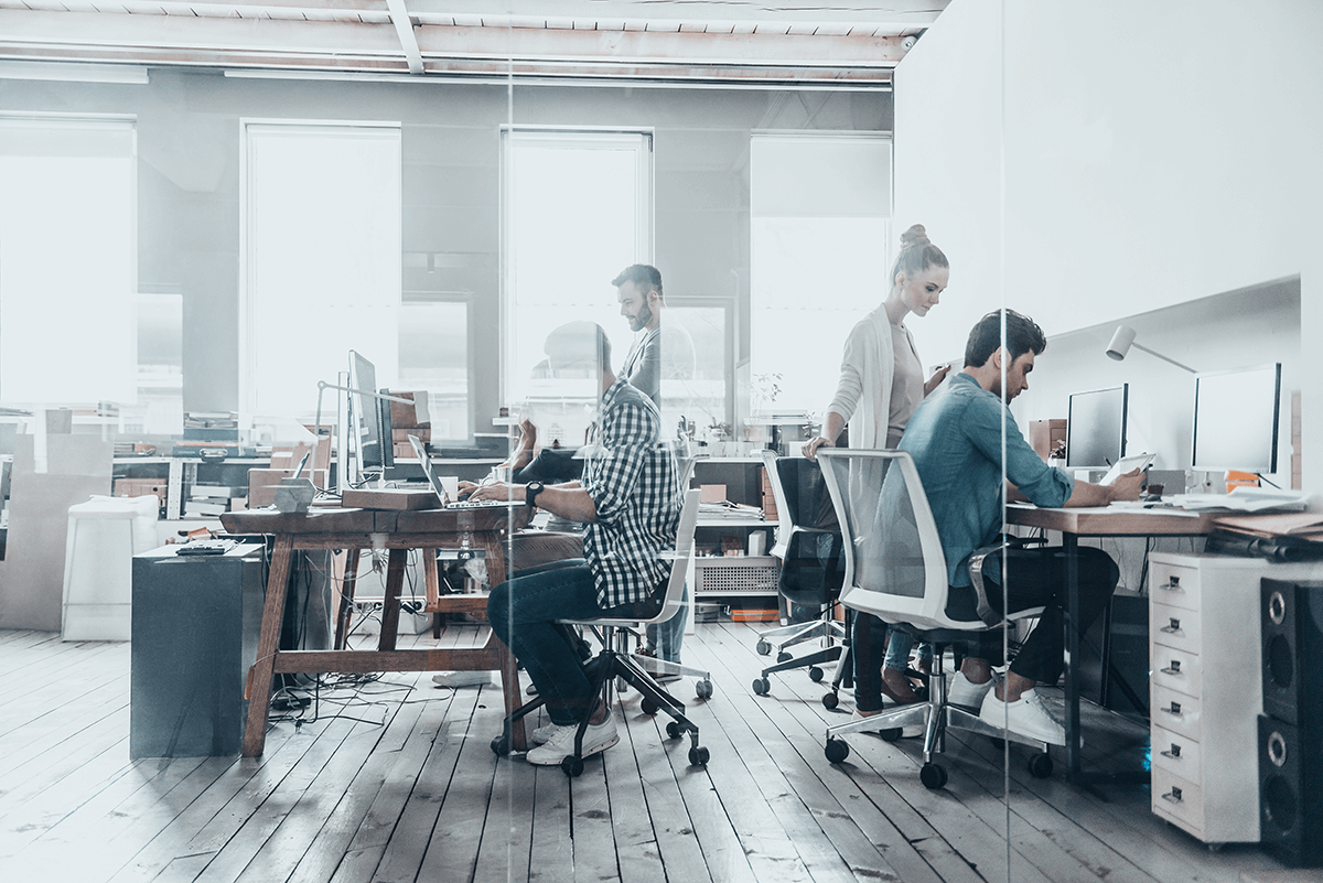 Scène de bureau intérieur mettant en scène des hommes et des femmes d'affaires collaborant en équipe.