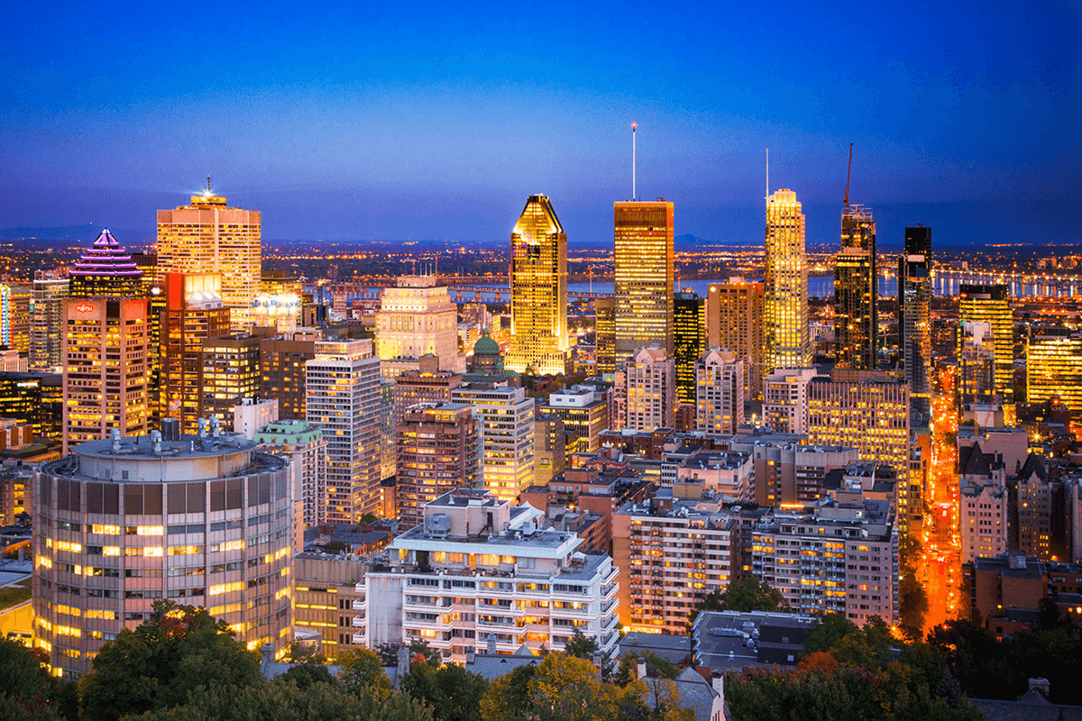 Paysage urbain illuminé au crépuscule - célèbre skyline urbain mettant en valeur l'architecture extérieure des bâtiments en plein air.