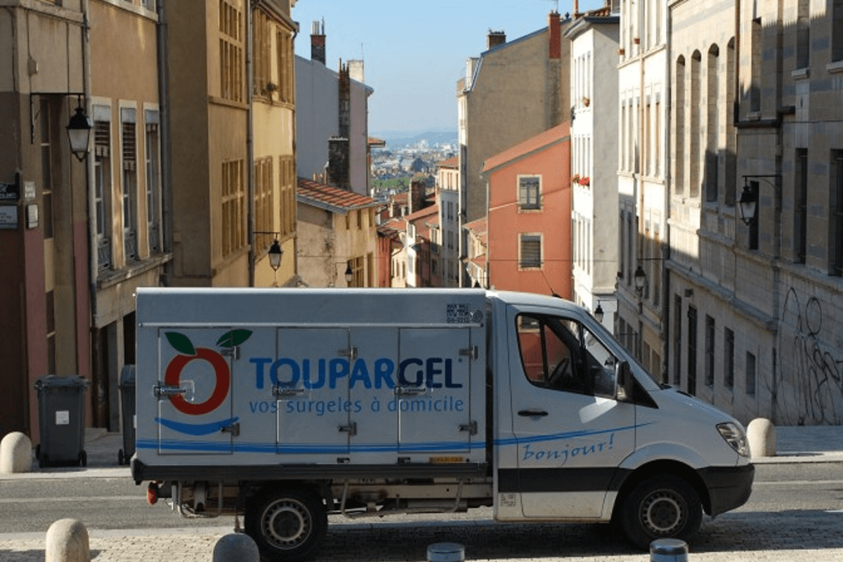 La voiture est utilisée comme moyen de transport dans un paysage urbain.