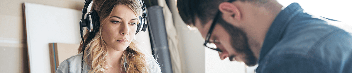 Une femme et un homme travaillant dans un bureau