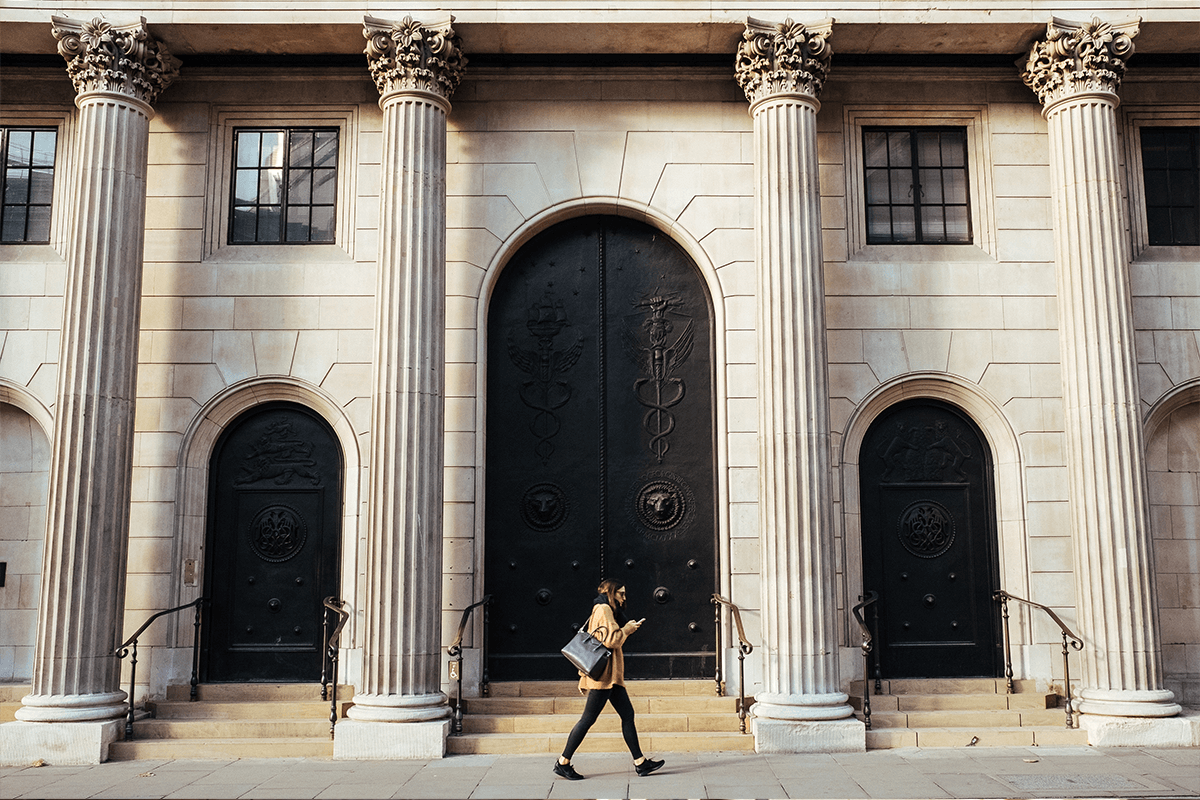 Femme passant devant une banque.