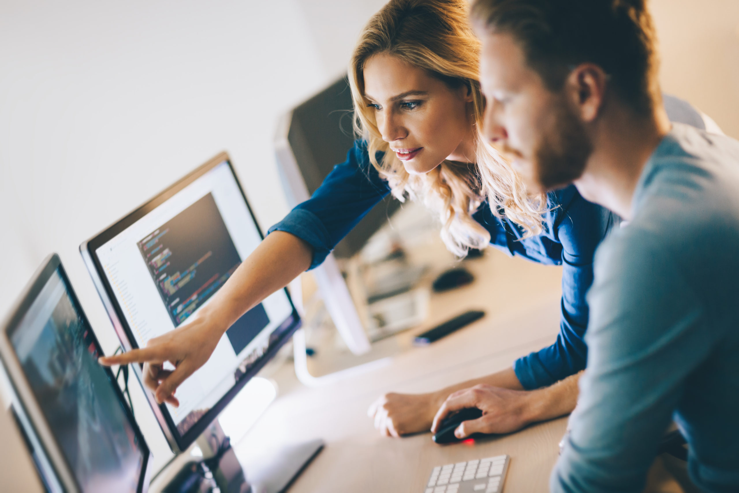 Programmeur travaillant dans un bureau d'entreprise de développement de logiciels